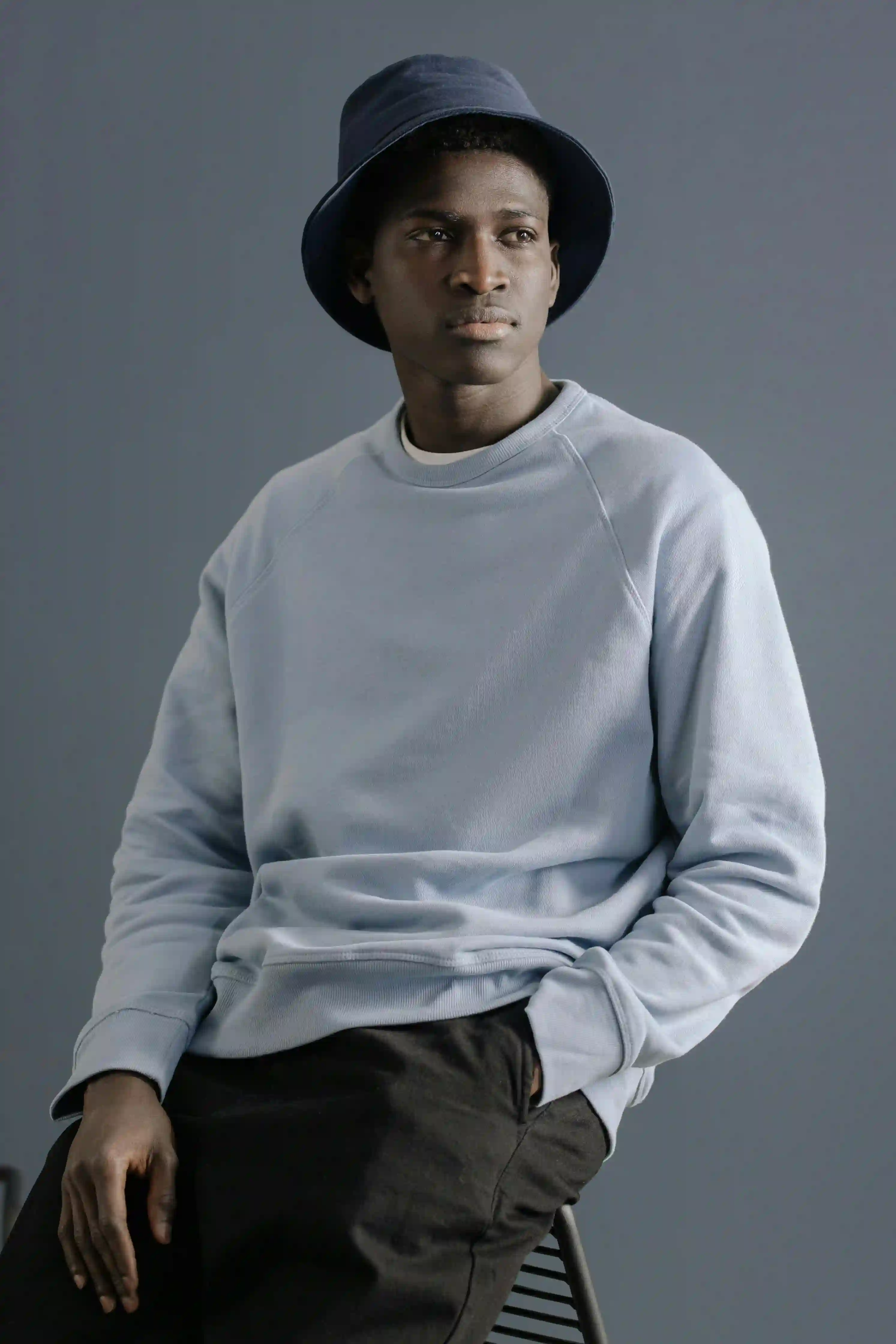Ruhiges Mode-Studio-Porträt